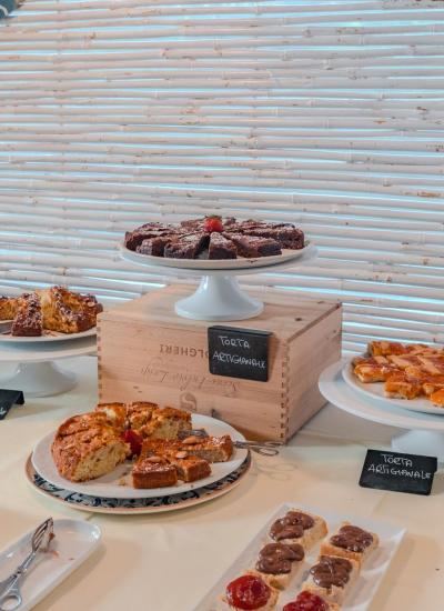 Artisanal dessert buffet with cakes and mousse.