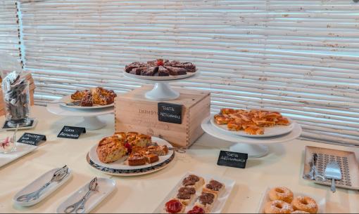 Artisanal dessert buffet with cakes and mousse.