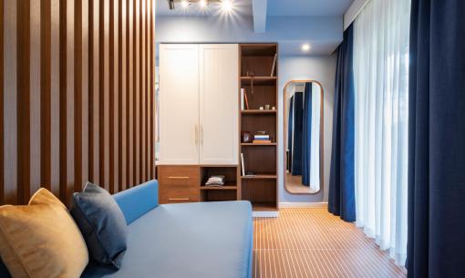 Stilvolles modernes Zimmer mit Holz, Spiegel und blauen Vorhängen, gemütliche Atmosphäre.