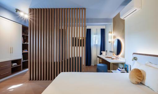 Modernes Zimmer mit Holzwand, warmen Farben und gemütlichem Licht.