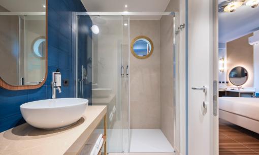 Modernes, elegantes Bad mit geräumiger Dusche und beruhigenden blauen Akzenten.