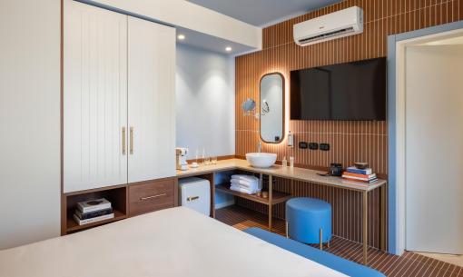 Moderne, gemütliche Zimmer mit eleganten Möbeln und warmem Licht.